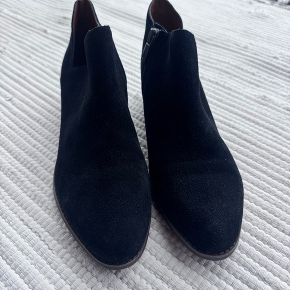 Lucky Brand Fenley Bootie Black Suede Cutout Ankle Heel 8M - Picture 2 of 9